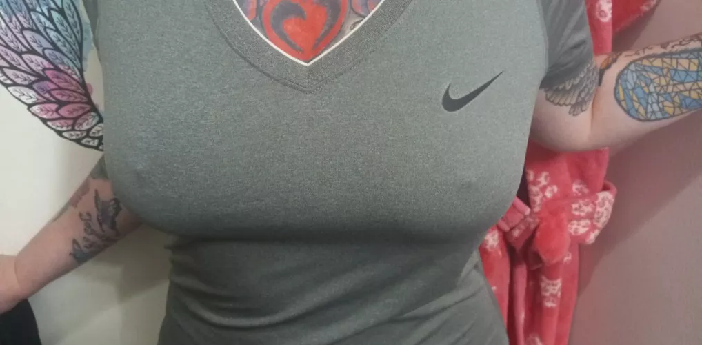 Who lifting my shirt up?π€π