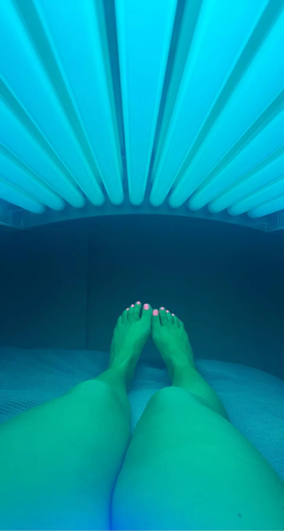 Who likes my nail color in the solarium? Who likes my nail color in the solarium?