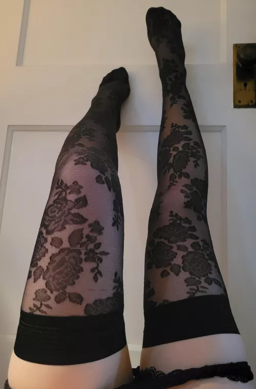 Who loves cute feet in stockings? 🙋‍♀️🤤😍