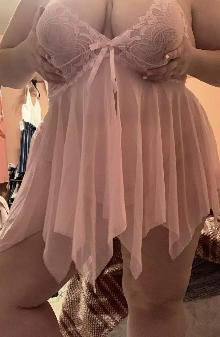 Who loves pretty in pink 💕 check out my free OF (link in bio)