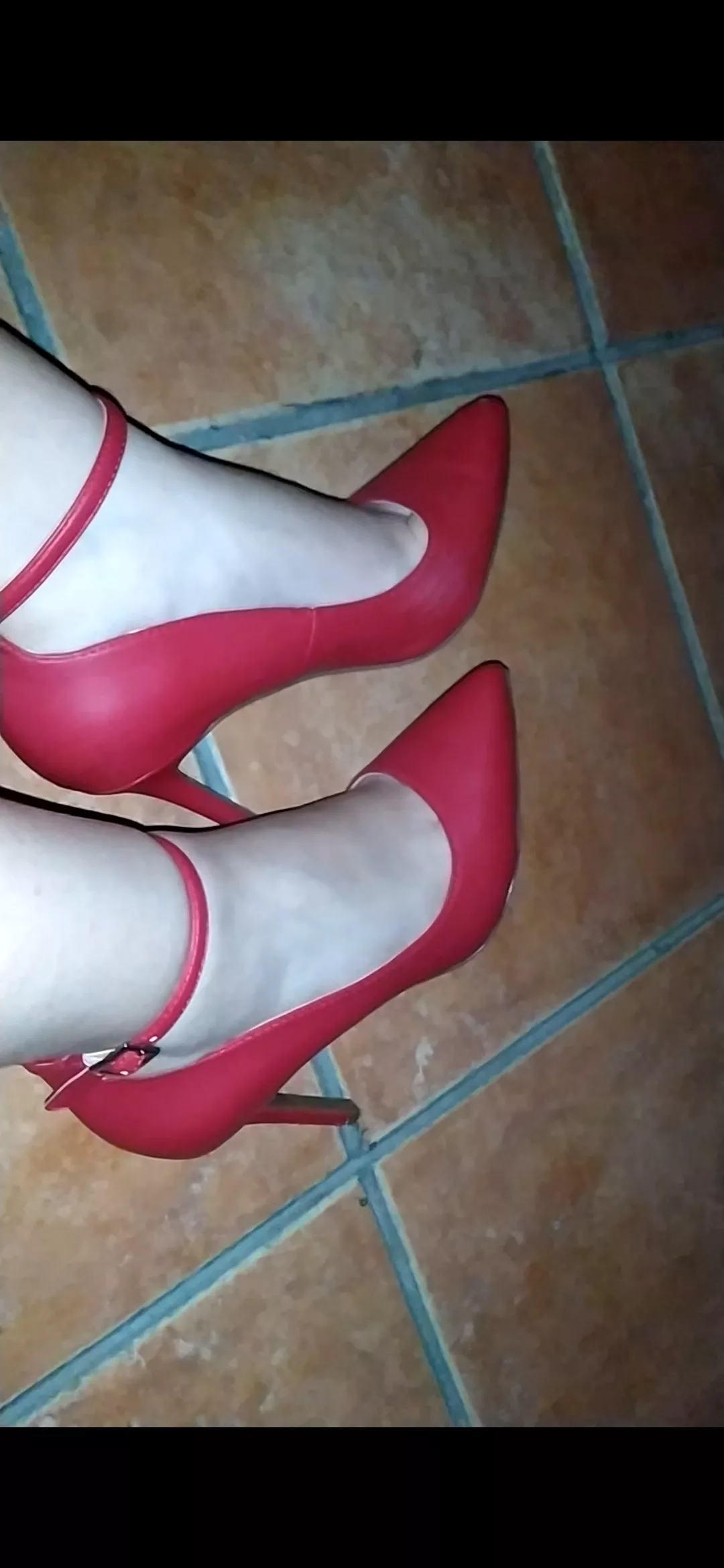 Who loves red pumps as much as I do?👅 Who loves red pumps as much as I do?👅