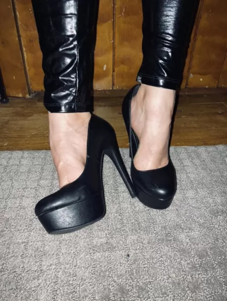 Who loves some black pumps! β€οΈ
