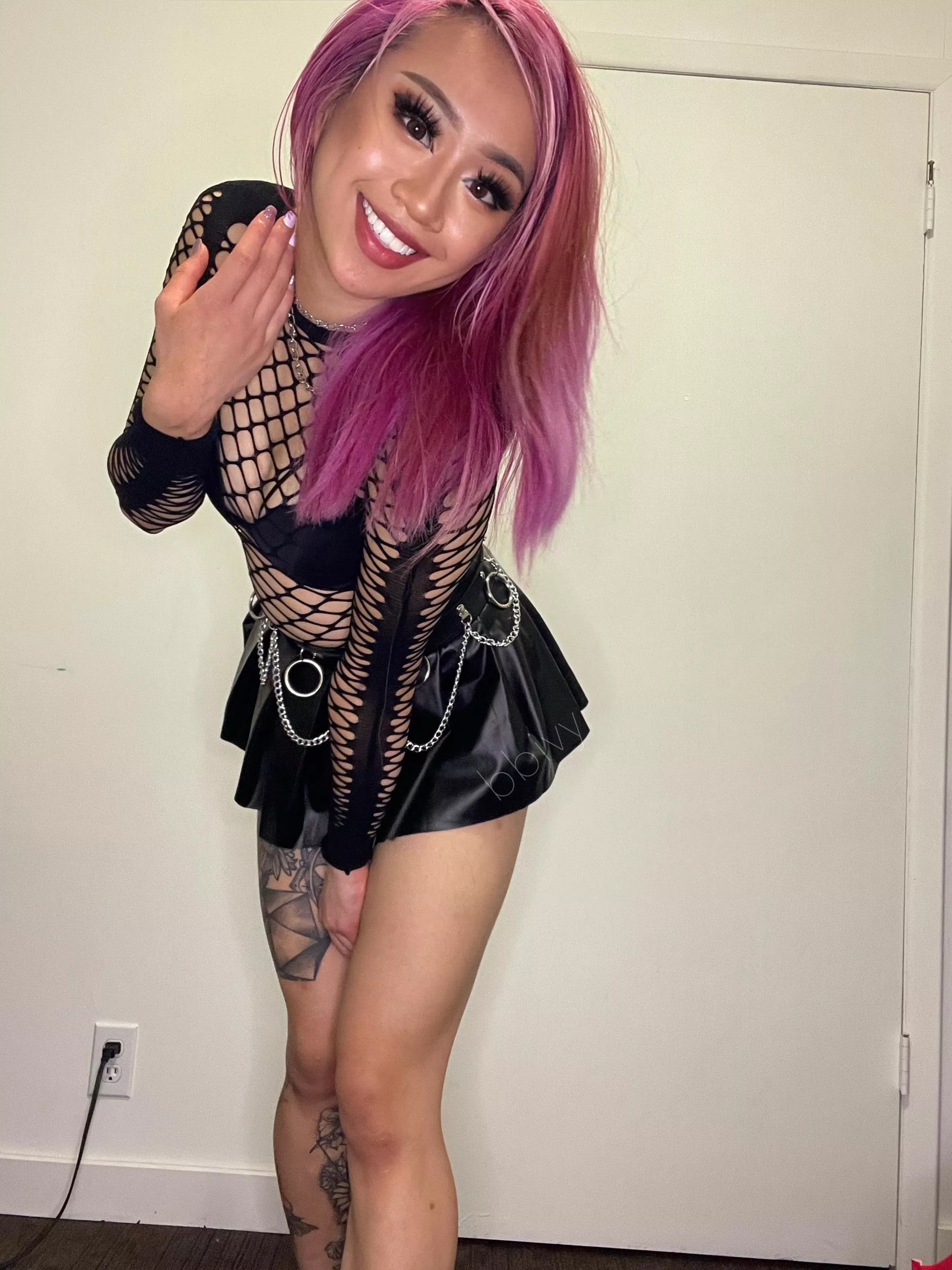 who needs a emo asian gf?! 🙋🏻‍♀️