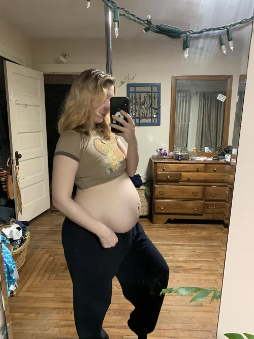 Who says crop tops can be worn when pregnant 🔥 Who says crop tops can be worn when pregnant 🔥