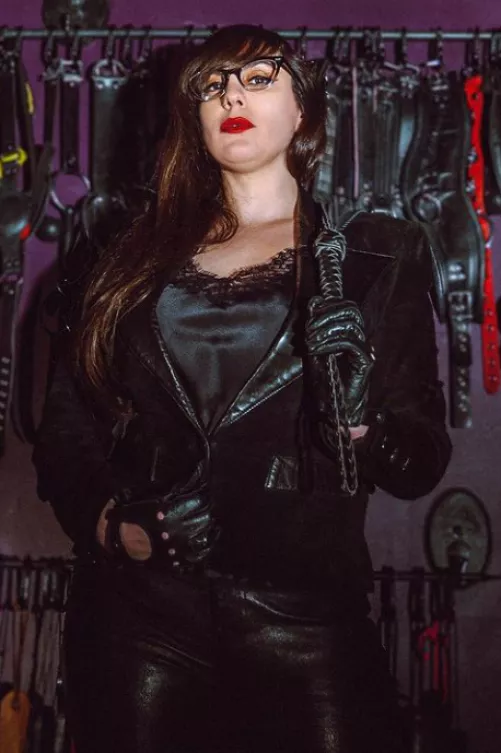 Who wanna get enslave there should DM for some great task💕💕