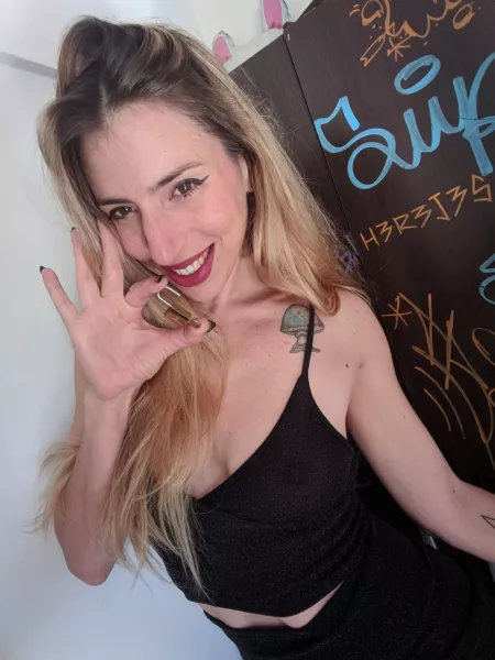 Who want to be locked up and let me hold the key ?