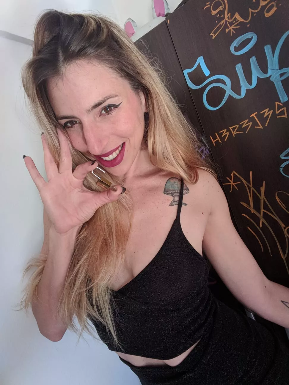 Who want to be locked up and let me hold the key ?