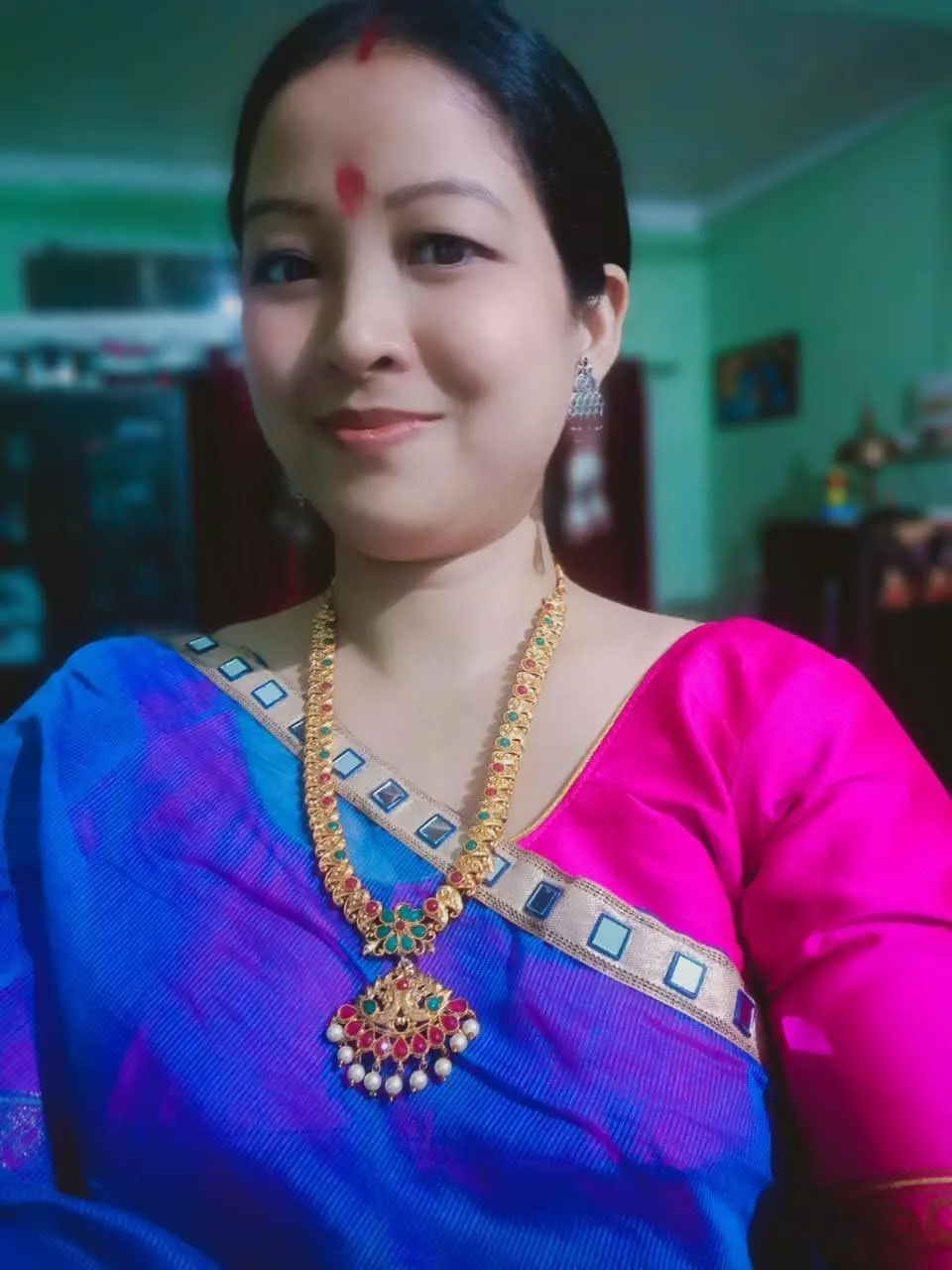 Who want to see her sucking a cock!! Who want to see her sucking a cock!!