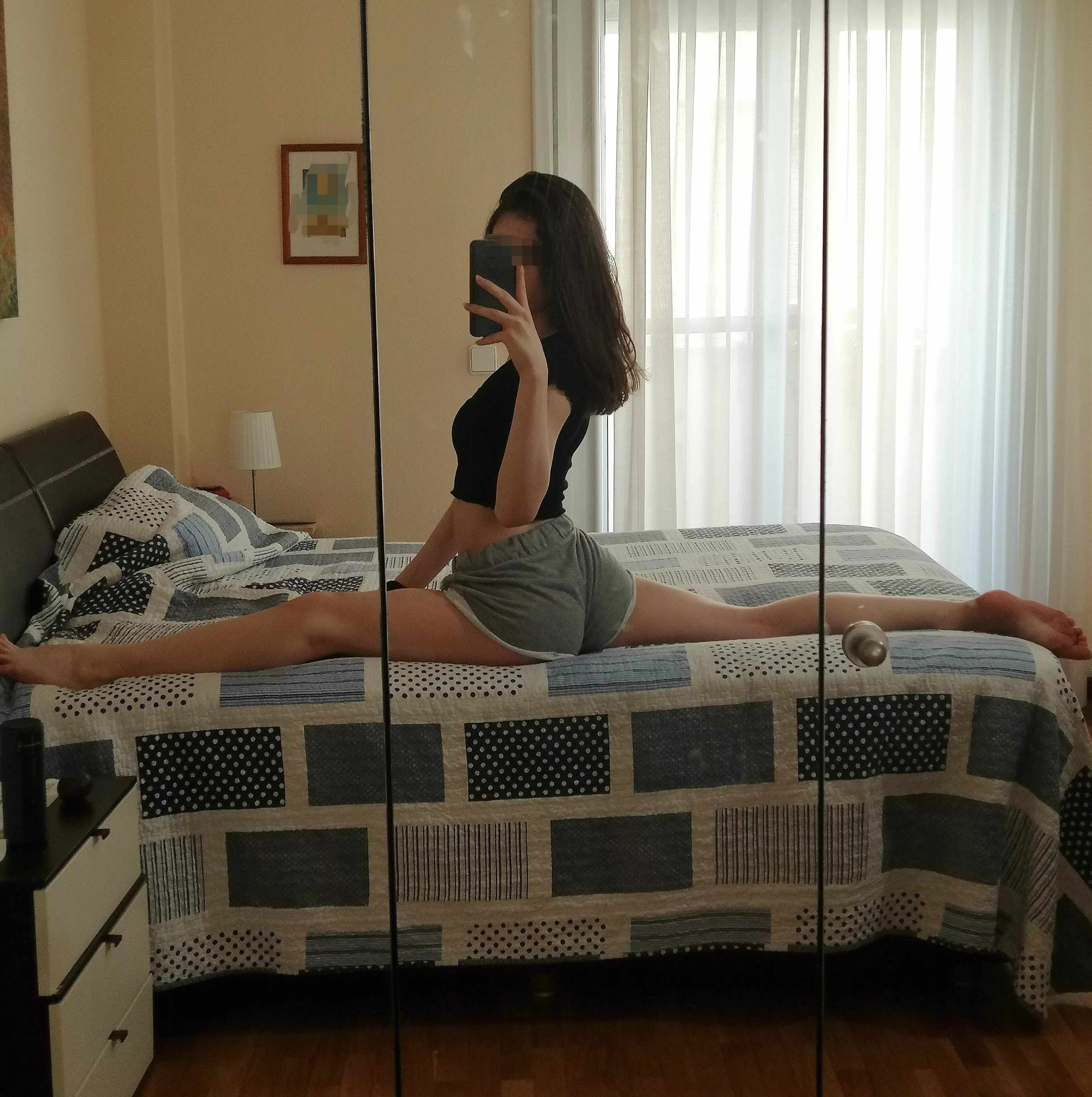 Who wants me to do a split on their face 🤔 Who wants me to do a split on their face 🤔