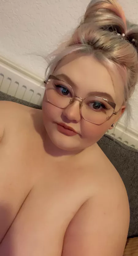 Who wants me to go lower😉💛 Who wants me to go lower😉💛