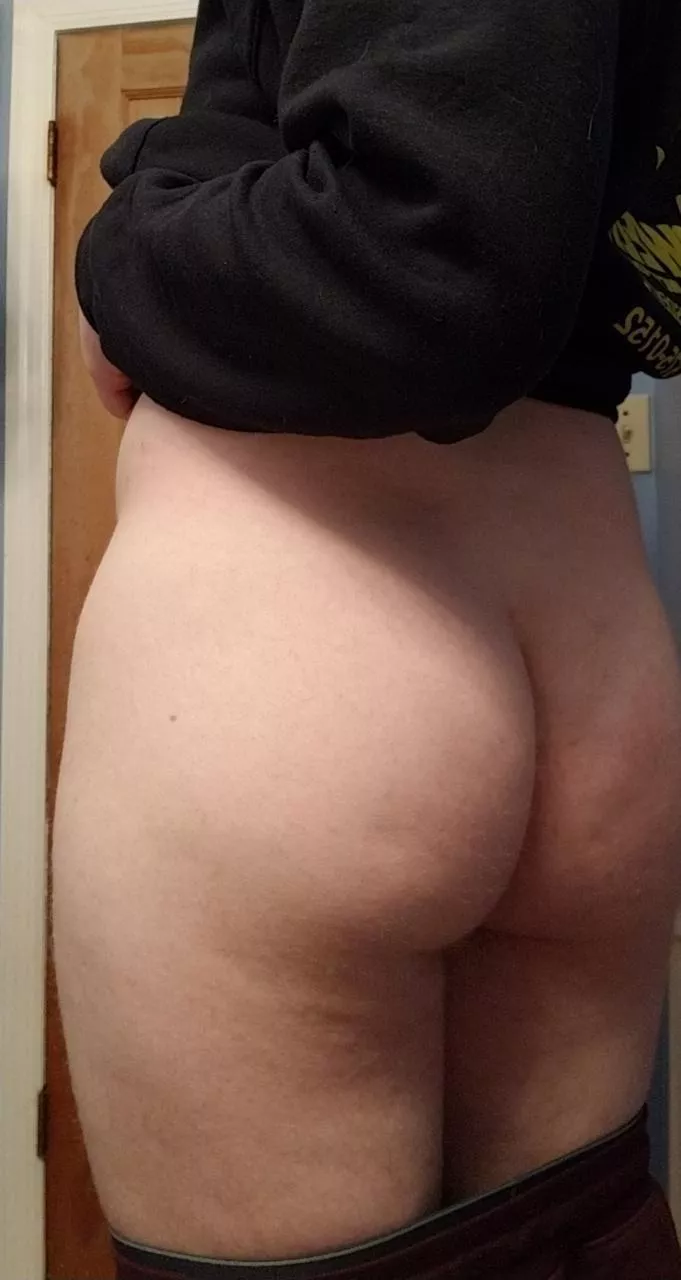 Who wants some femboy butt😊