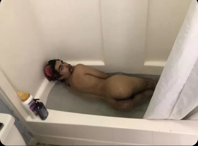 who wants this hairy ass 🥴