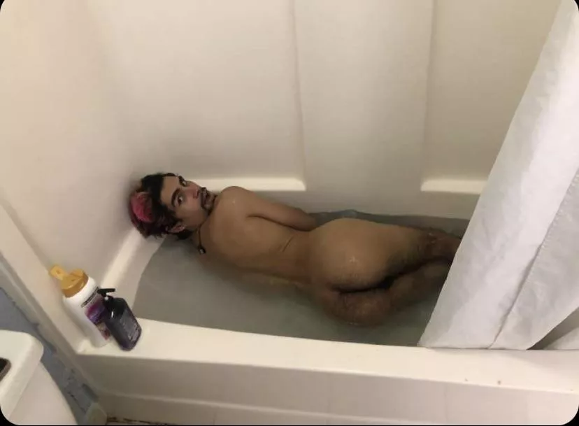 who wants this hairy ass 🥴