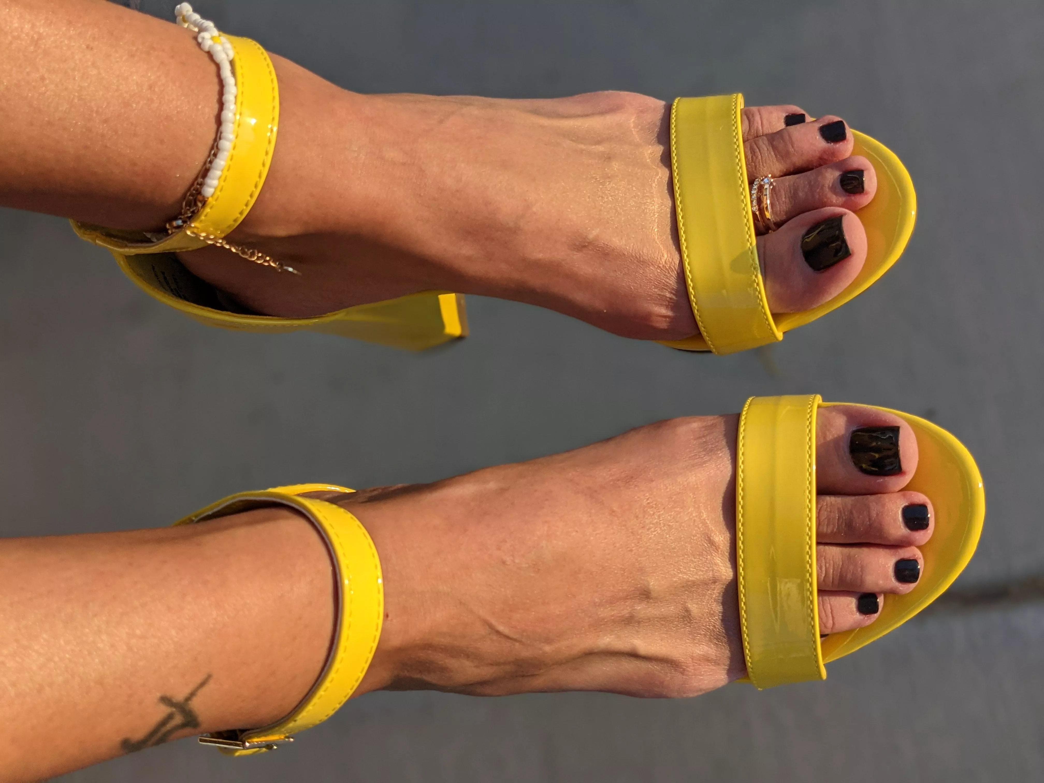 Who wants to be my stool 😈 Who wants to be my stool 😈