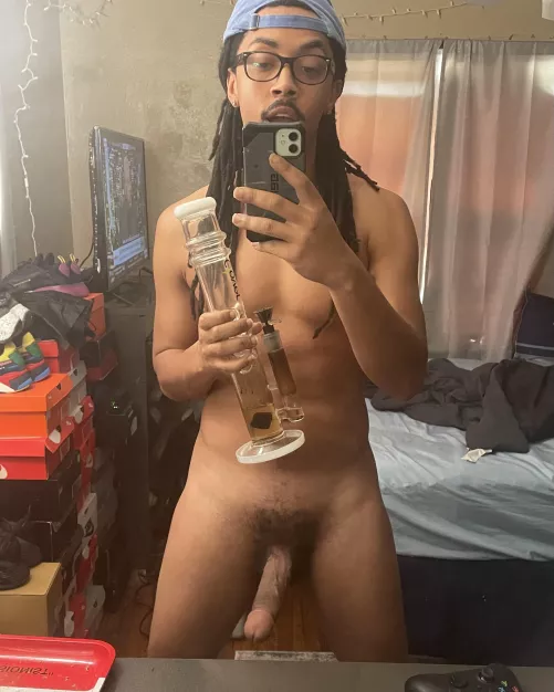 Who wants to be my valentine & do bong rips?❤️💨😍