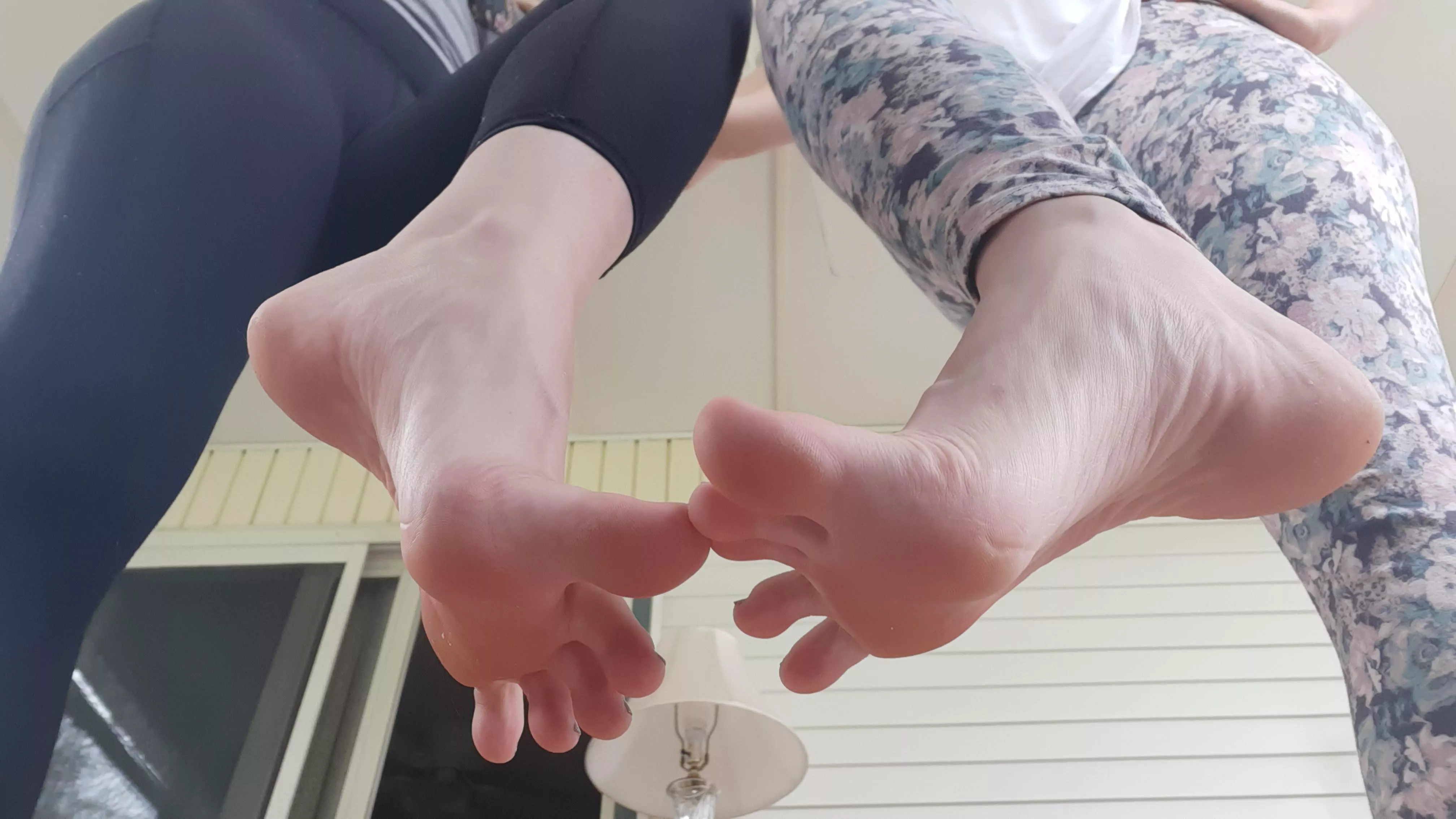 Who wants to be stepped on with these sexy twin arches? 👯😏🕴🏻