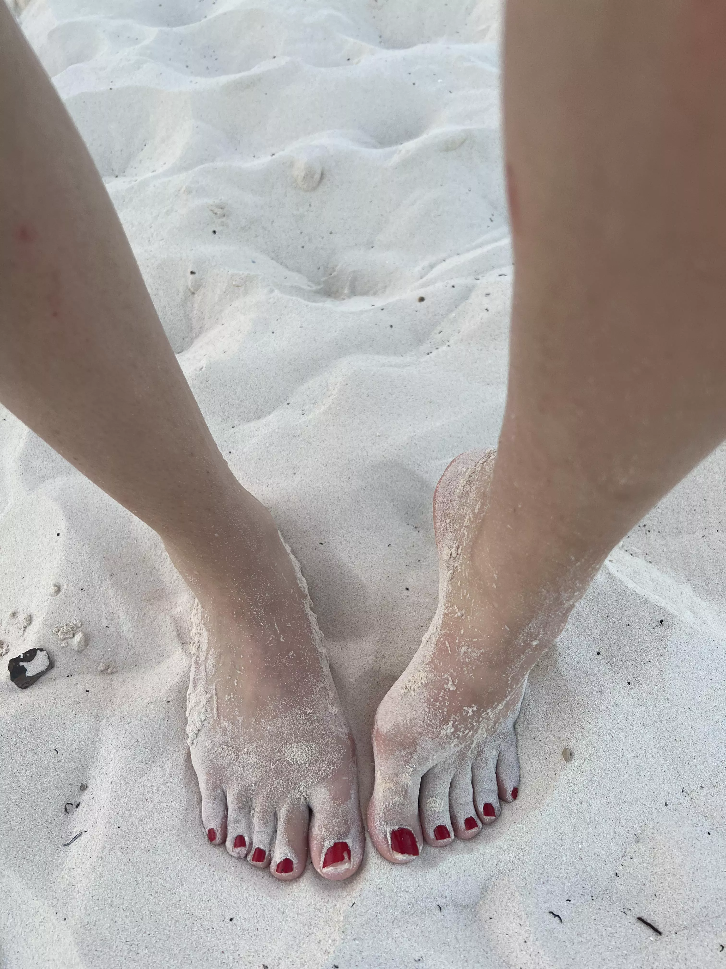 Who wants to clean my sandy feet? 👅