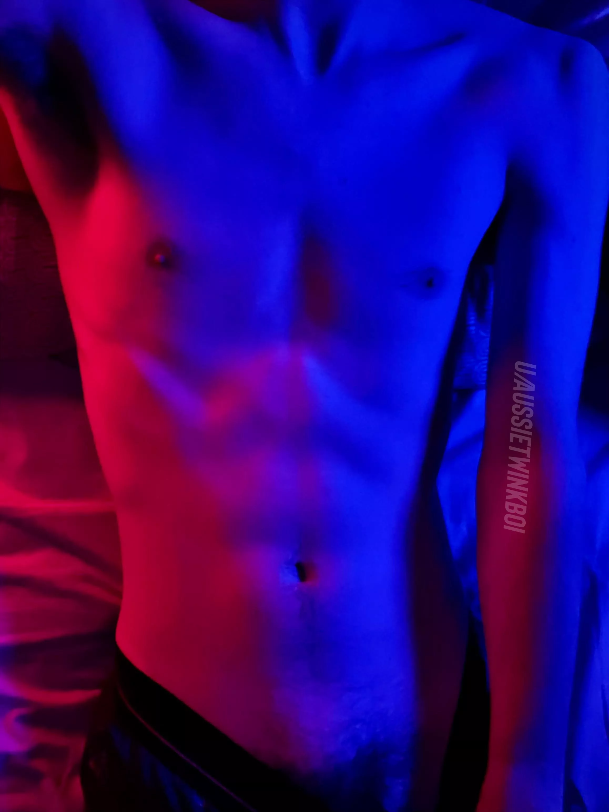 Who wants to cuddle with the boy from down under…😋😏