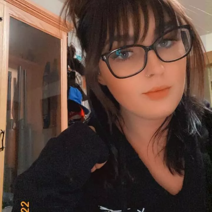 Who wants to cum in my hair need it bad