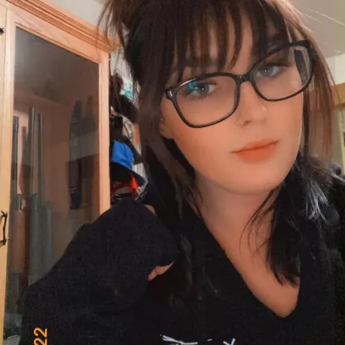 Who wants to cum on my face