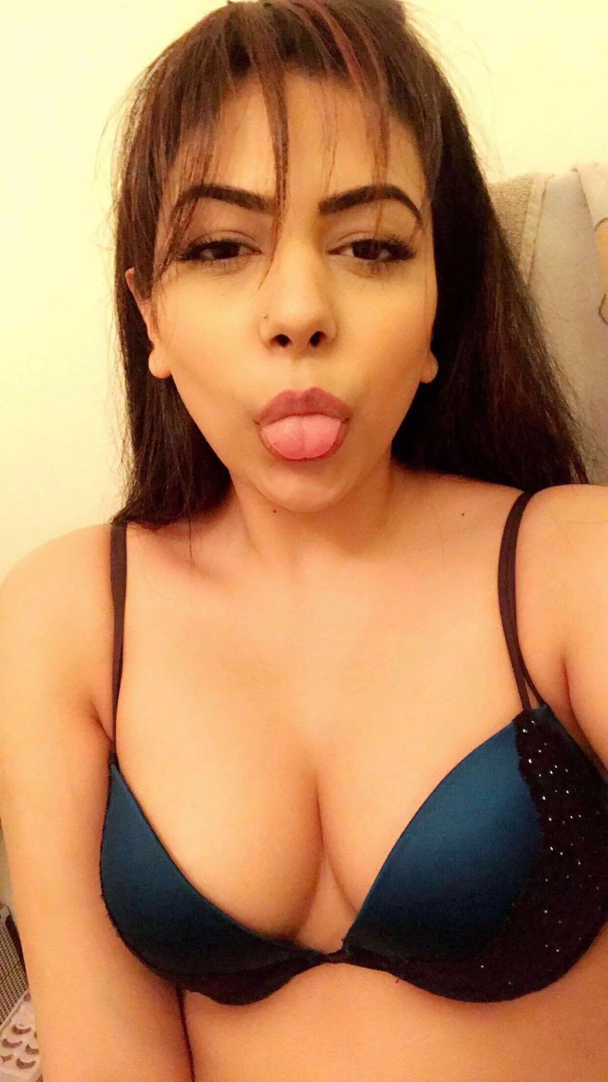 galleries busty bra cleavage selfie