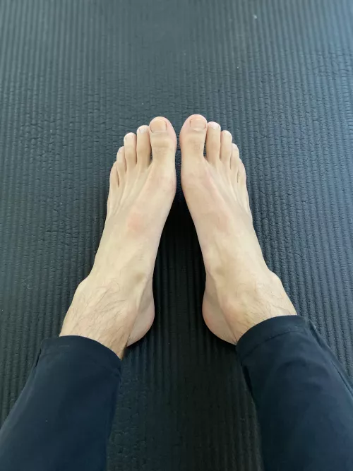 Who wants to cum over my feet?