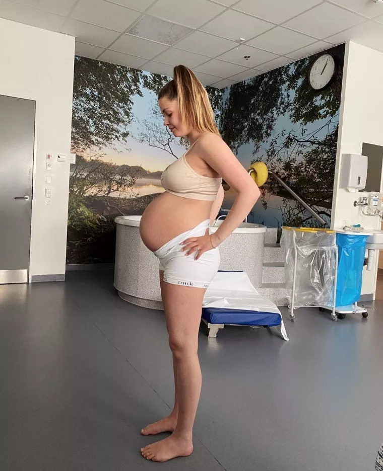 Who want's to dump a load on my big belly? Who want's to dump a load on my big belly?