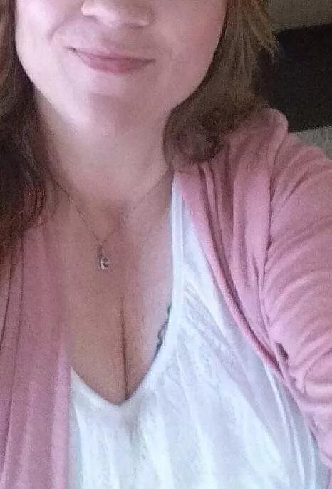 Who wants to face fuck my wife