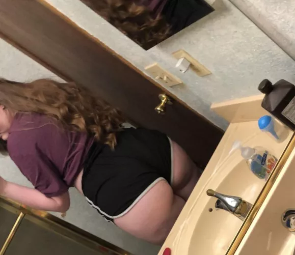 Who wants to fuck my gf thick white ass as i spread her open for you 🥵?