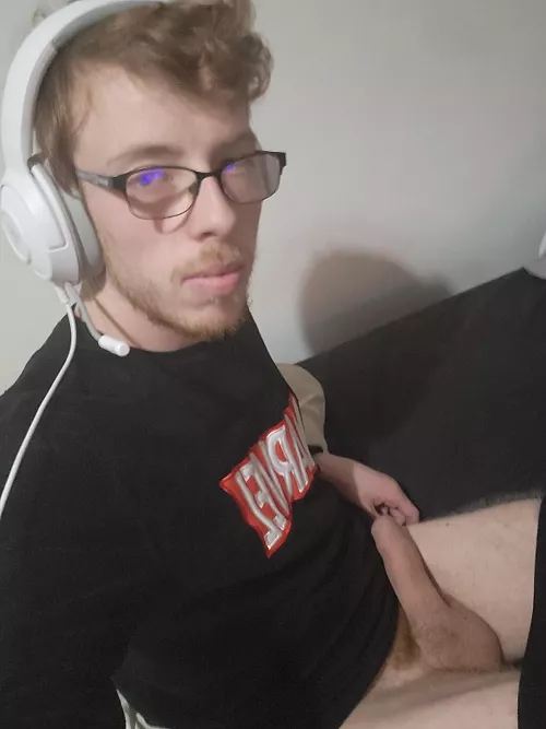 Who wants to give me a hand while I play cod? π