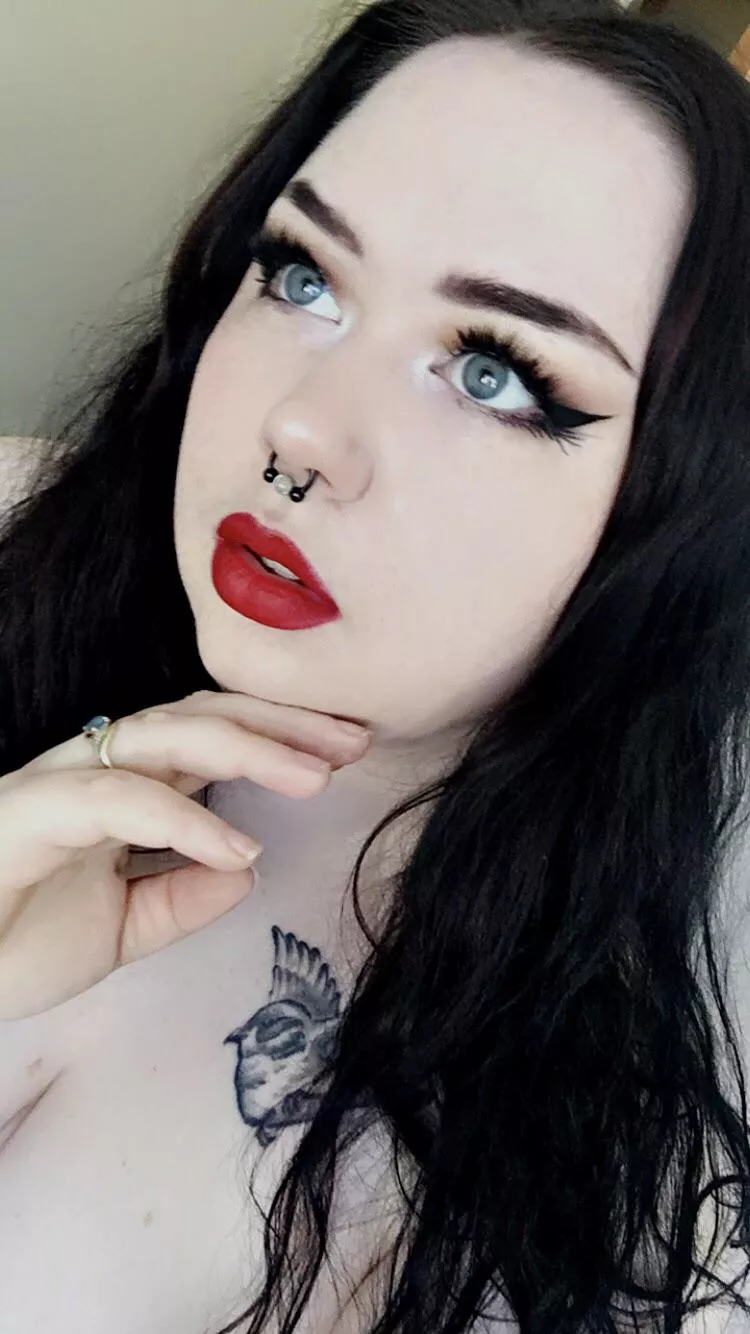 Who wants to give Snow White a kiss? ?