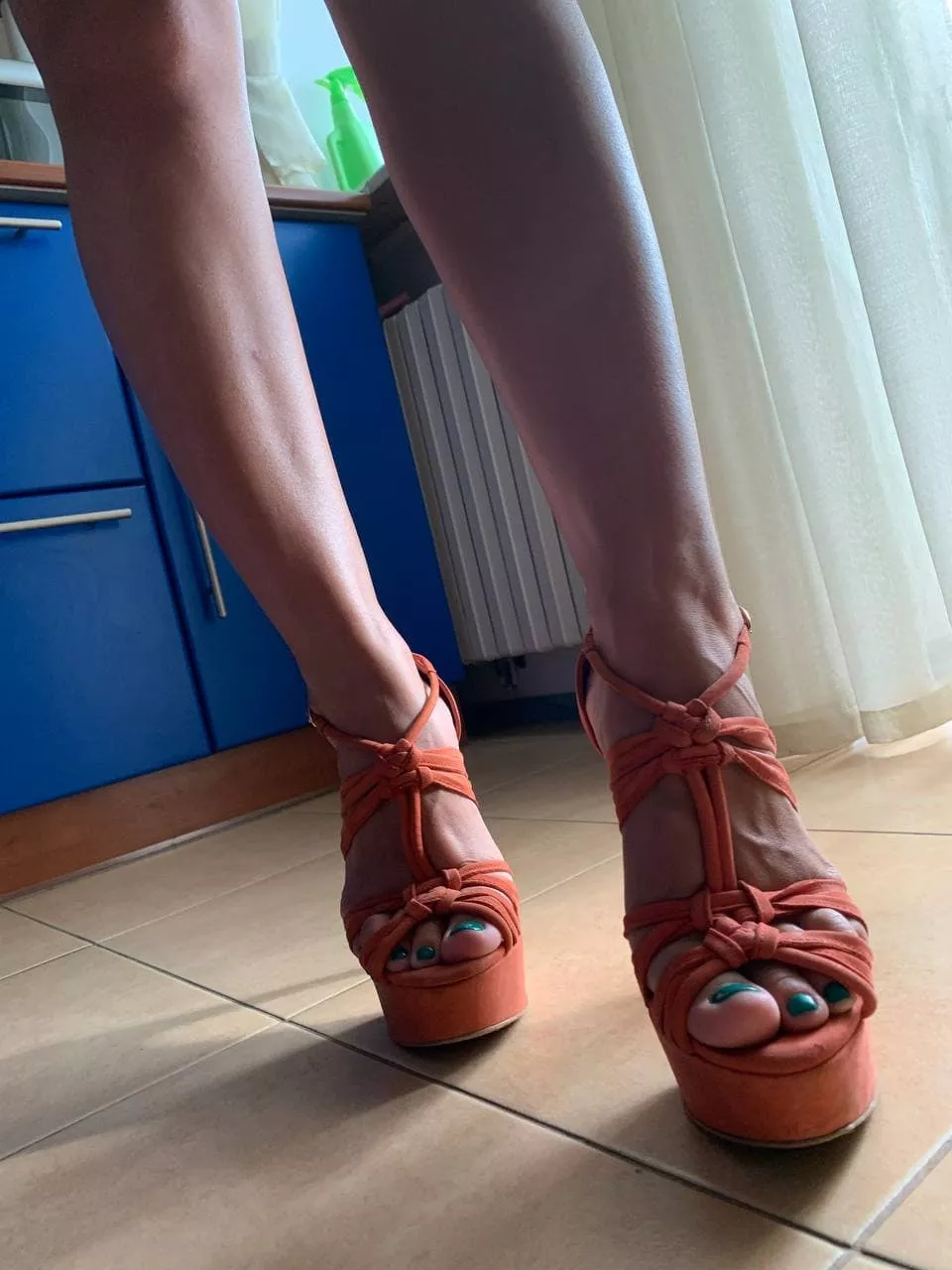 Who wants to give ten kisses for every toe?ððð Who wants to give ten kisses for every toe?ððð