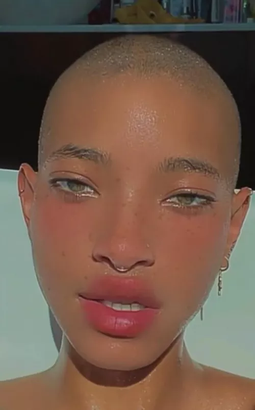 Who wants to glaze my face? ๐ ๐ฆ Who wants to glaze my face? ๐ ๐ฆ