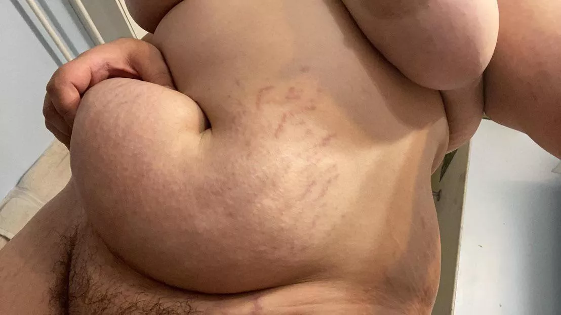 Who wants to grab my big gut? 😘🐷