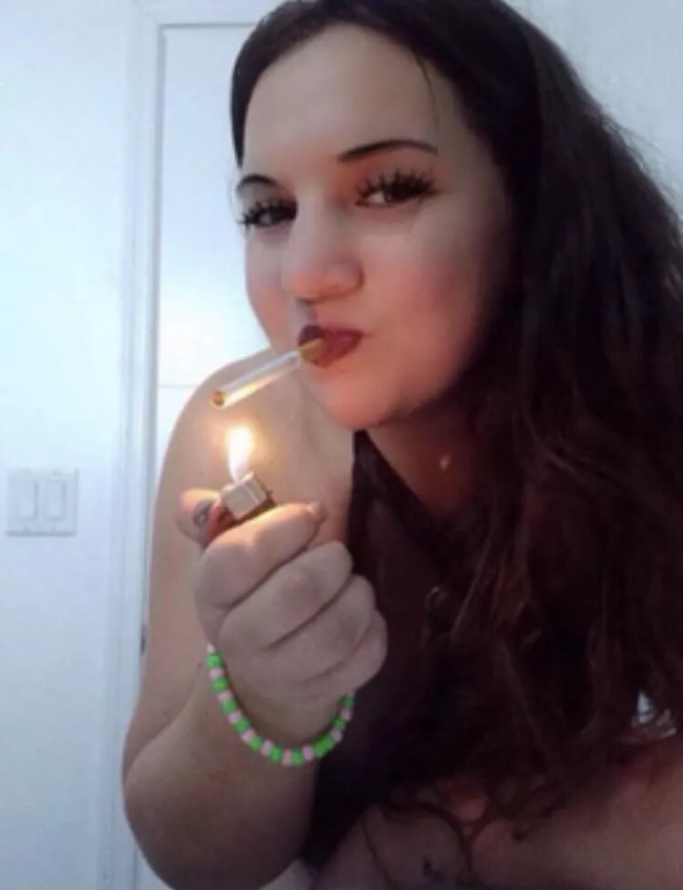 Who wants to have a smoke with me 💨