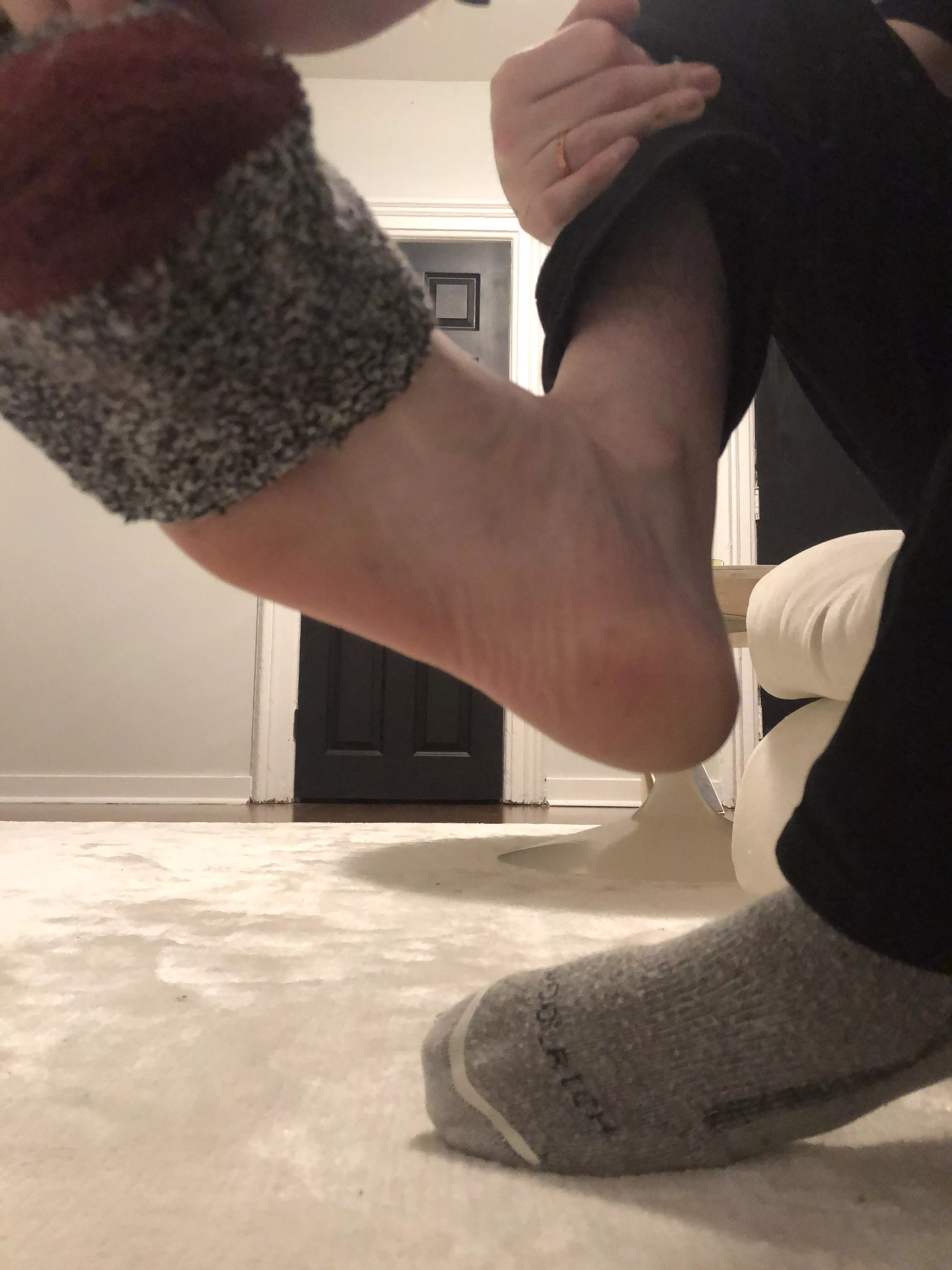 Who wants to huff my sweaty musky soles? 😈😈 these socks are ripe! These feet are even more ripe! 😈😈