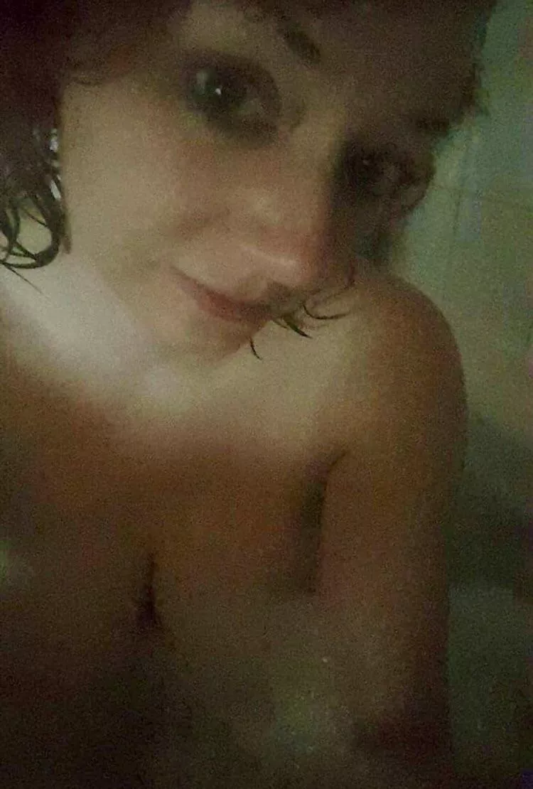 Who wants to join a bad mommy in bath ????