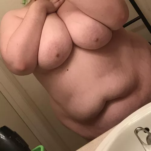 who wants to kiss my tummy? π
