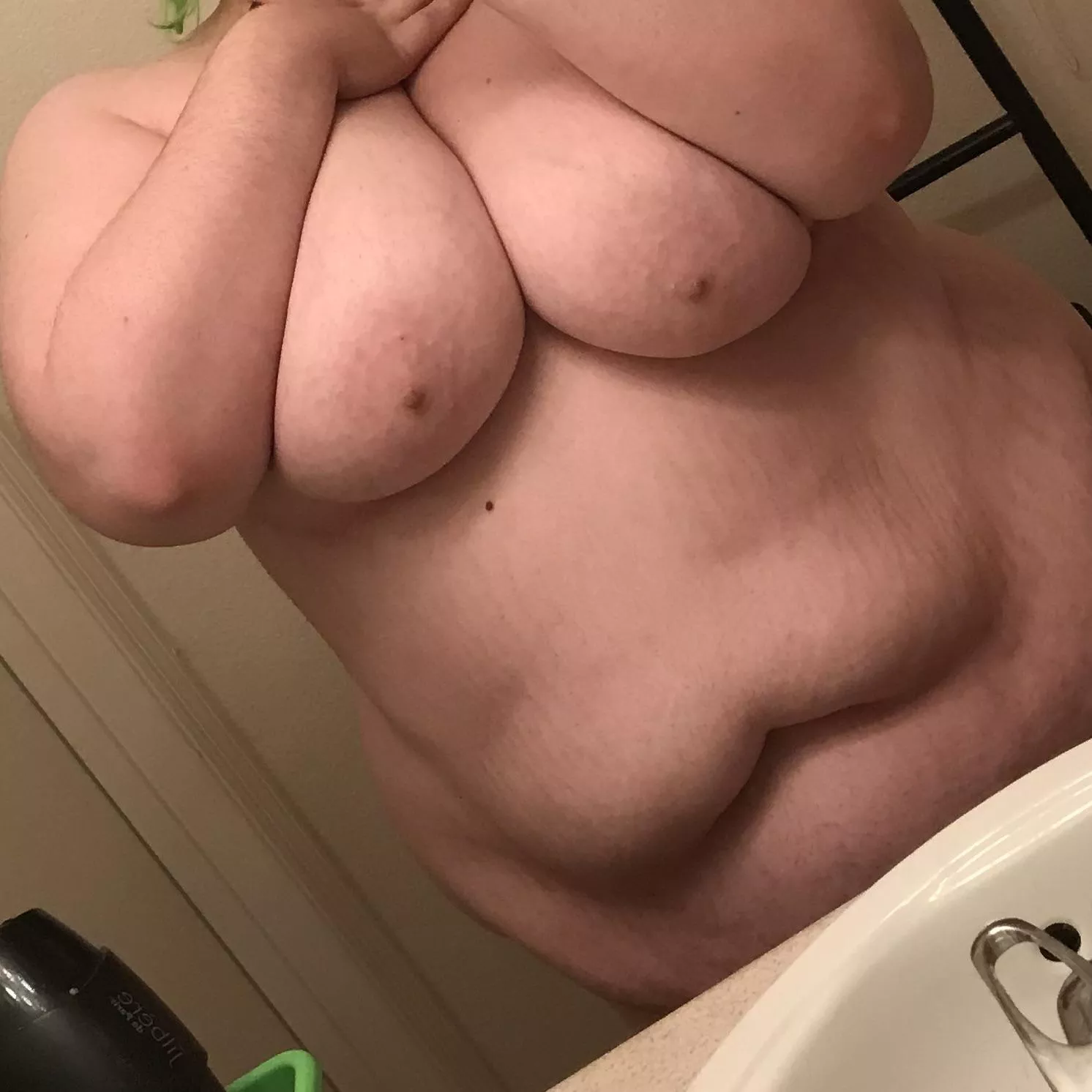 who wants to kiss my tummy? π who wants to kiss my tummy? π