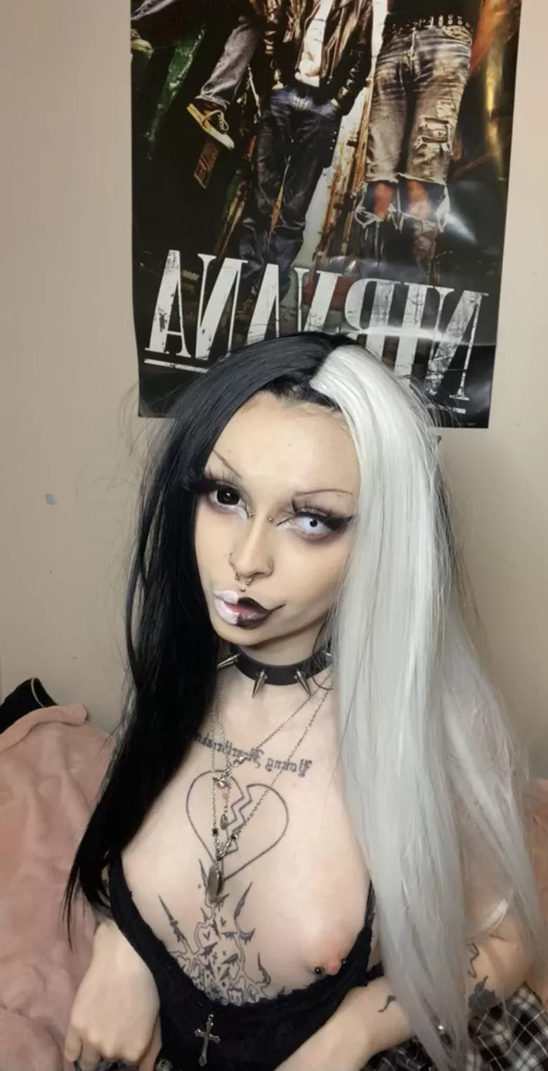 who wants to kiss rn… who wants to kiss rn…