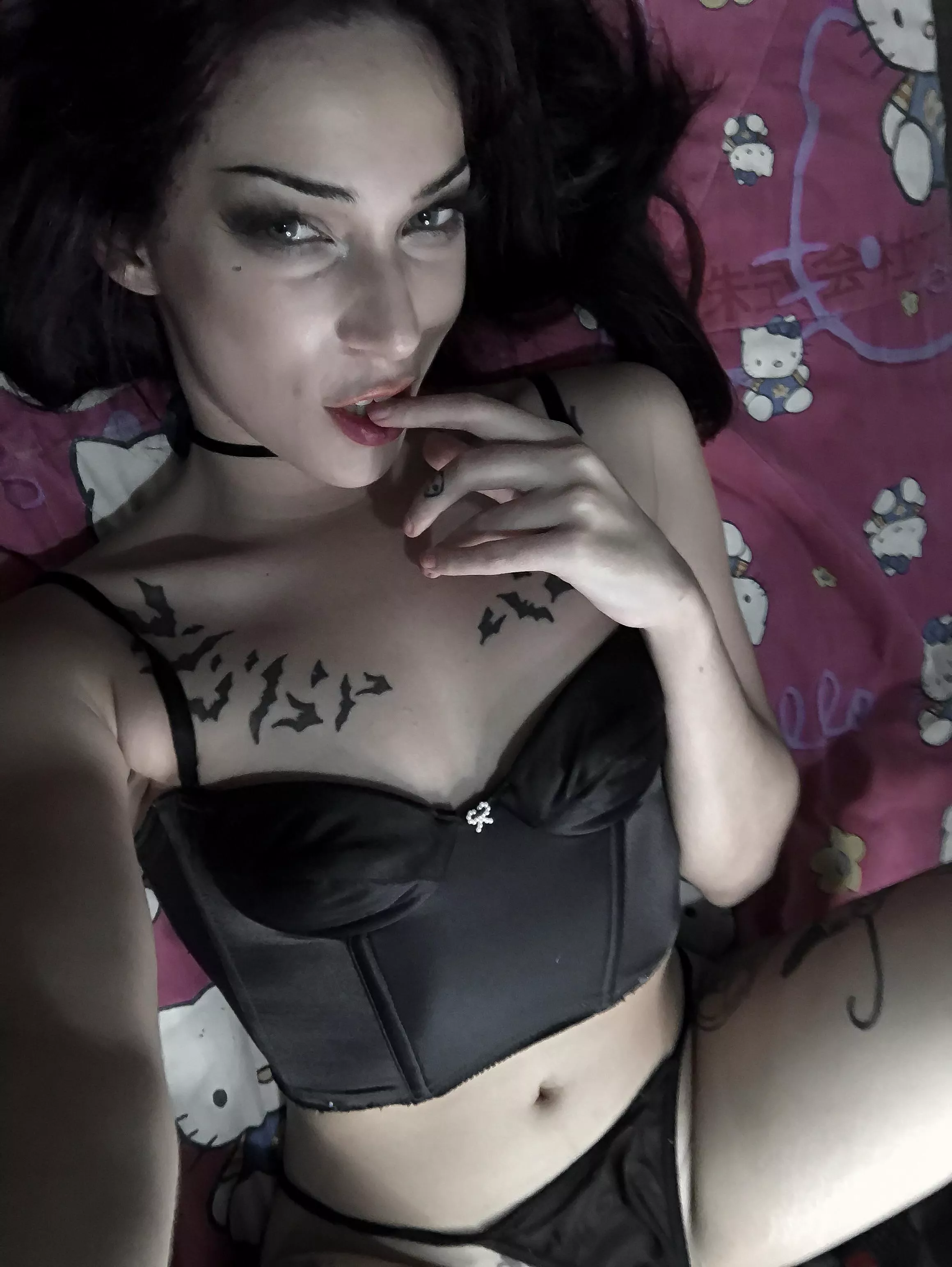 Who wants to lay by my side? I just need to put Deftones and let myself flow with yours