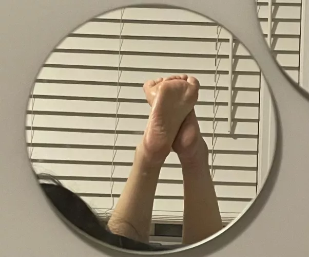 who wants to lick my sweaty feet? 😋🤤