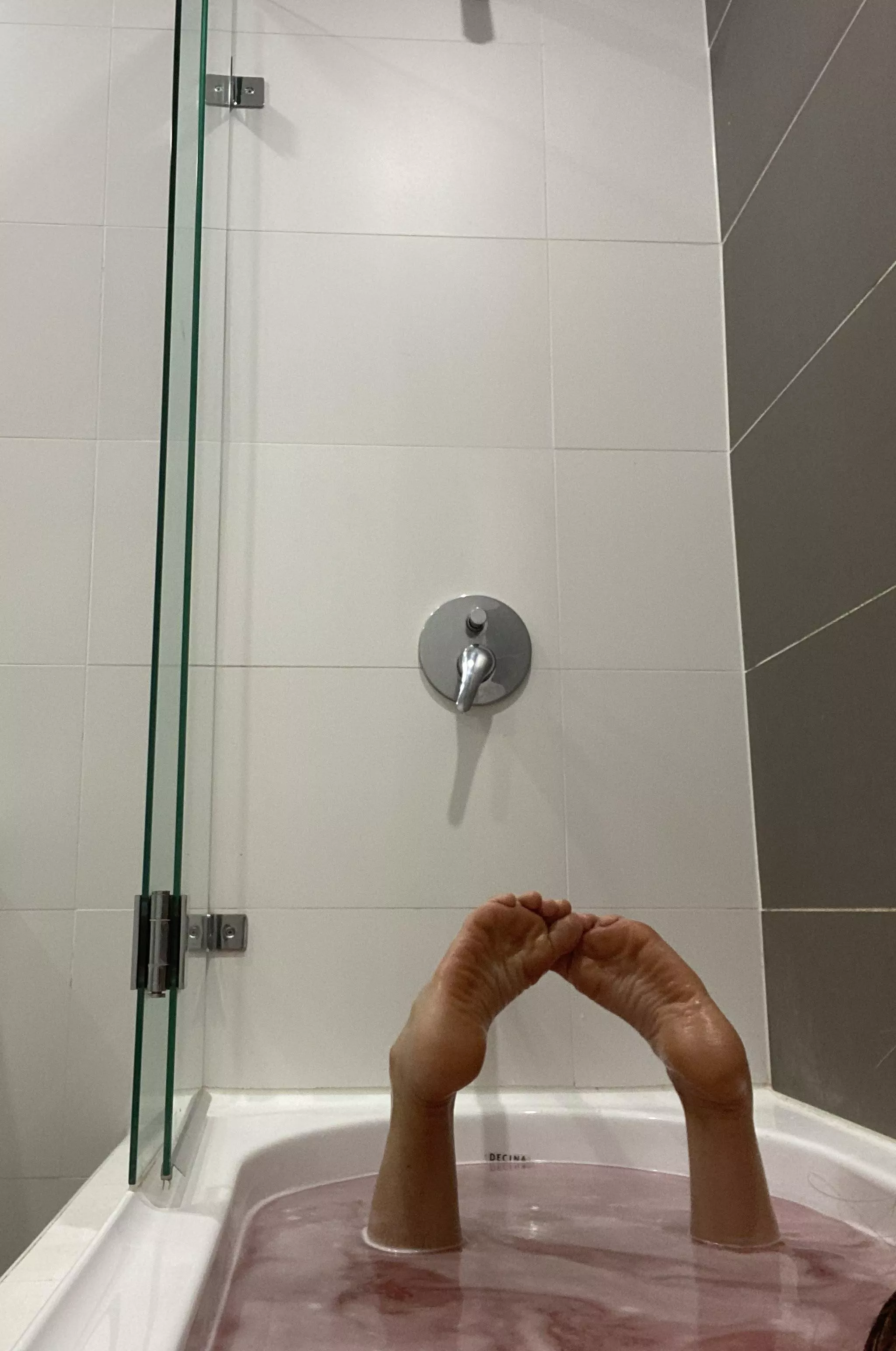 Who wants to lick my warm wet soles? 🥵