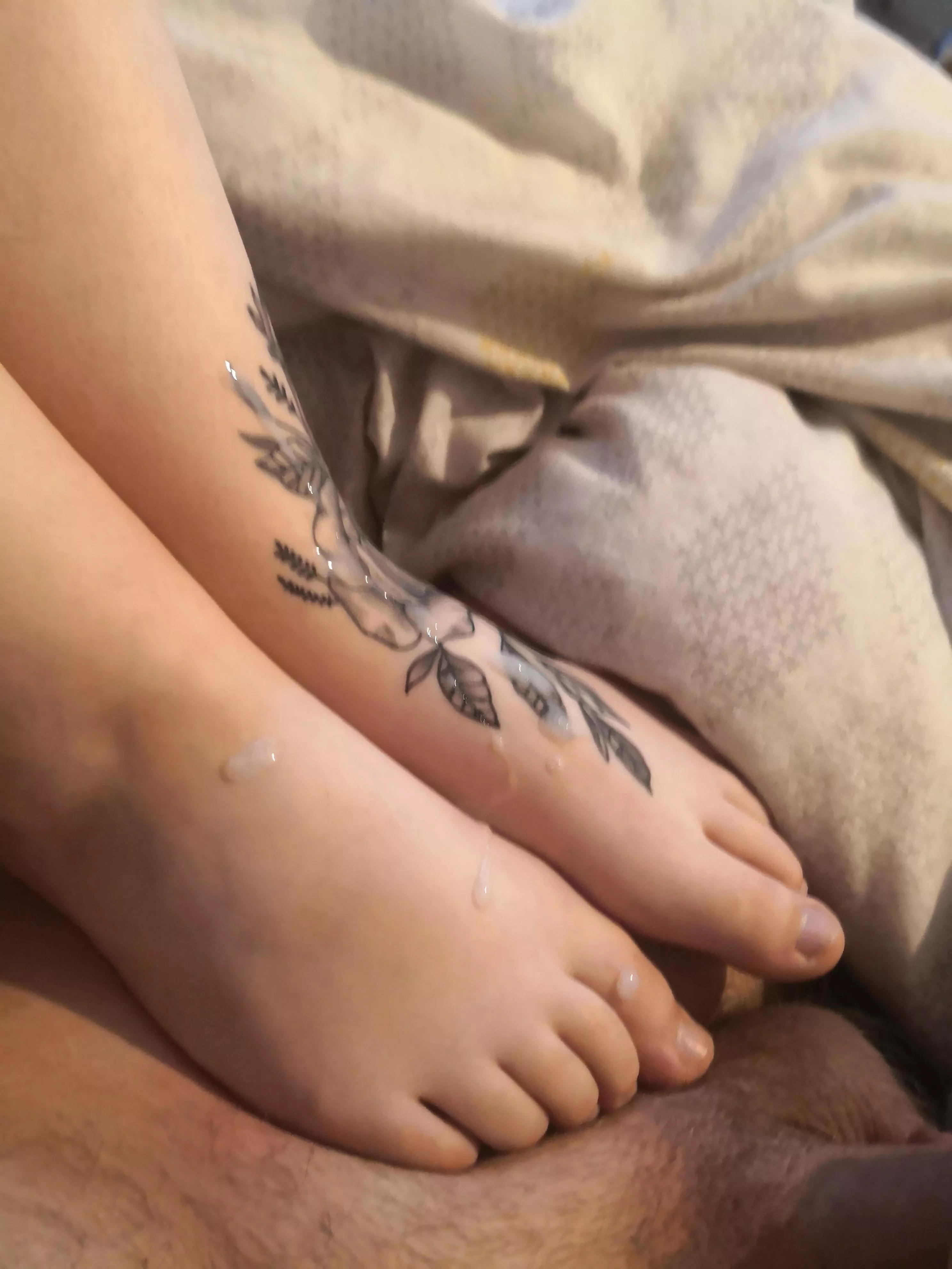 Girlfriend licks cum off her feet