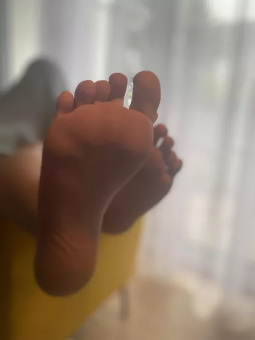 Who wants to lick the sweat off my cute soles? π₯°