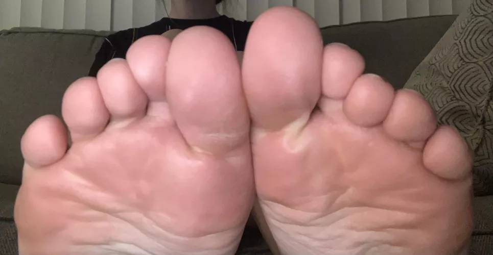Who wants to massage my poor piggyβs after a long work day π₯Ί