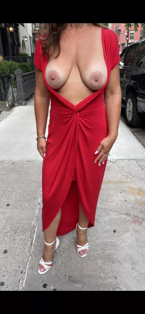 who wants to meet up for cocktails? who wants to meet up for cocktails?