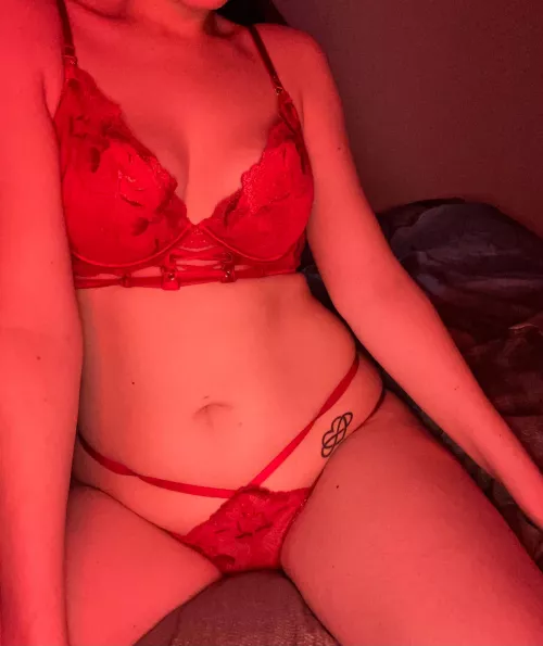 Who wants to play with this naughty young wife๐