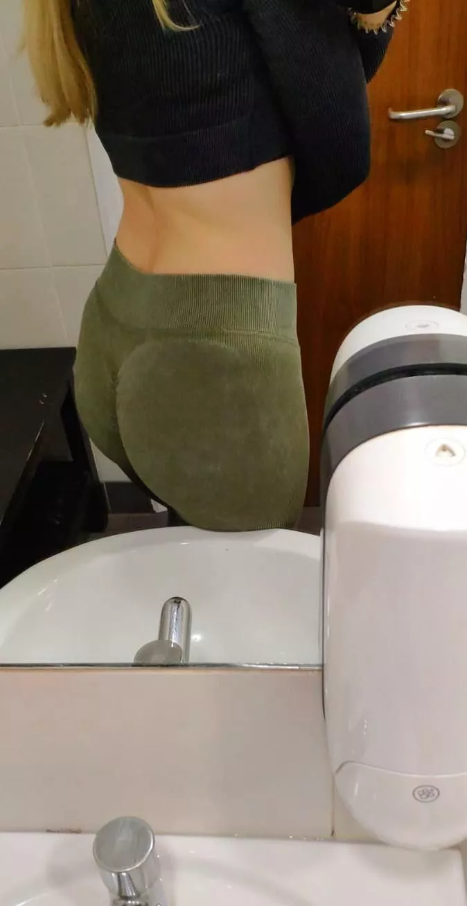 Who wants to pull these down and use my ass? ??