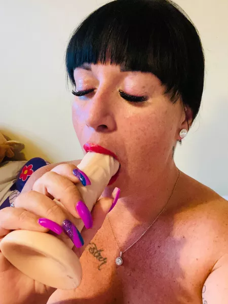 Who wants to put a hard cock back of my throat? Who wants to put a hard cock back of my throat?
